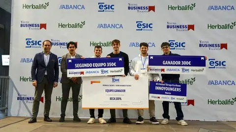 Fotograf&iacute;a de los cuatro estudiantes premiados en la final. (Europa Press)