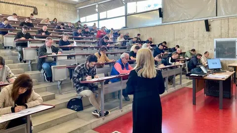 Imagen durante la realizaci&oacute;n de los ex&aacute;menes. (CARM)