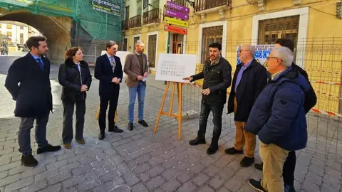 El consejero de Fomento e Infraestructuras, Jorge Garc&iacute;a Montoro, acompa&ntilde;ado del alcalde de Caravaca de la Cruz, Jos&eacute; Francisco Garc&iacute;a, presentando la subvenci&oacute;n al proyecto de rehabilitaci&oacute;n integral de viviendas de tipo &lsquo;cohousing&rsquo;. (CARM)