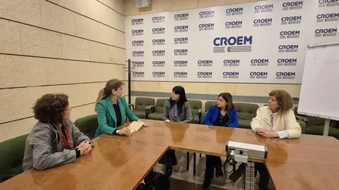 La alcaldesa de Archena junto a la presidenta de OMEP y miembros de su directiva. (Ayuntamiento de Archena)