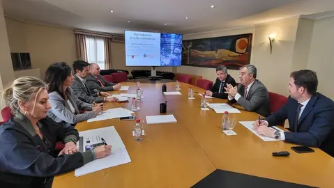 El consejero de Medio Ambiente, Universidades, Investigaci&oacute;n y Mar Menor, Juan Mar&iacute;a V&aacute;zquez, durante la reuni&oacute;n con la presidenta de la C&aacute;mara de Comercio de Murcia, Miryam Fuertes, y miembros de su Comit&eacute; Ejecutivo para abordar el Plan Industrial de la Regi&oacute;n de Murcia. (CARM)