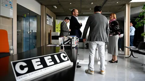 El director del Info, Joaqu&iacute;n G&oacute;mez, junto a miembros de la junta directiva del CEEIC. (CARM)