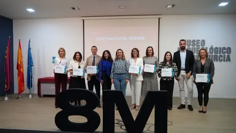 La consejera de Igualdad, Conchita Ruiz, junto a las empresas reconocidas con los distintivos de igualdad DIERM. (CARM)