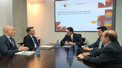 El consejero de Fomento e Infraestructuras, Jorge Garc&iacute;a Montoro, y el decano del Colegio de Ingenieros de Caminos de la Regi&oacute;n de Murcia, Alejandro L&aacute;zaro Badenas, durante la firma del convenio de la tercera edici&oacute;n de los Premios de Obra Civil de la Regi&oacute;n. (CARM)