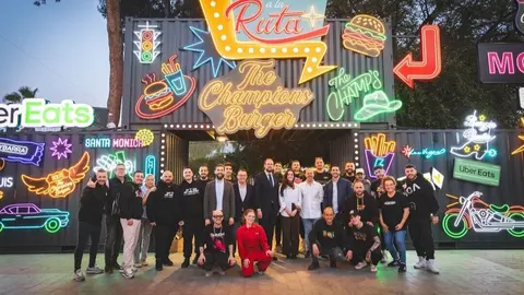 Foto de grupo de autoridades, equipo de The Champions Burger y representantes de las hamburgueser&iacute;as participantes en la inauguraci&oacute;n. (Sintesi)