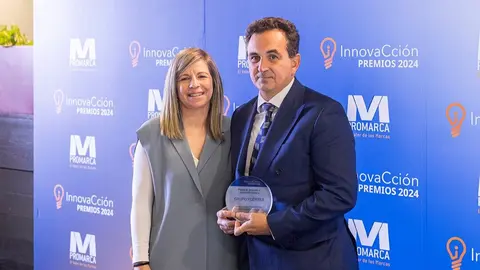 El director general de El Pozo Alimentaci&oacute;n, Rafael Fuertes, recibe el galard&oacute;n de la mano de la directora de Servicio al Cliente de Kantar Worldpanel en Madrid, Ana Machota. (Grupo Fuertes)
