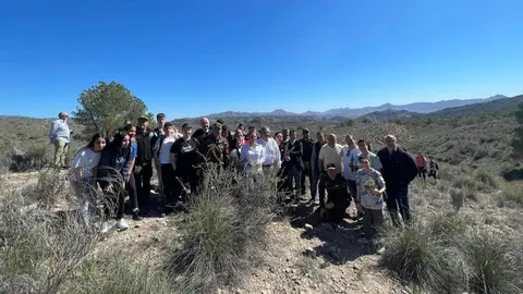 Imagen de la rehabilitaci&oacute;n junto a los escolares e instituciones asistentes, entre quienes se encuentran el consejero de Medio Ambiente, Juan Mar&iacute;a V&aacute;zquez, y la alcaldesa de Fortuna, Catalina Herrero. (Frecom)