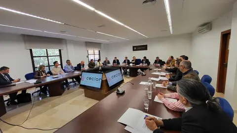 El consejero de Medio Ambiente, Juan Mar&iacute;a V&aacute;zquez, junto al alcalde de Lorca, Fulgencio Gil, durante la reuni&oacute;n con el presidente de Ceclor, Juan J&oacute;dar, y miembros de su Comisi&oacute;n ejecutiva, para abordar el Plan Industrial de la Regi&oacute;n. (CARM)