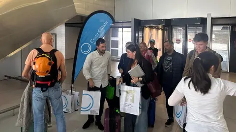 Llegada de los primeros viajeros al Aeropuerto de la Regi&oacute;n de Murcia en el vuelo procedente de Tenerife Norte. (CARM)