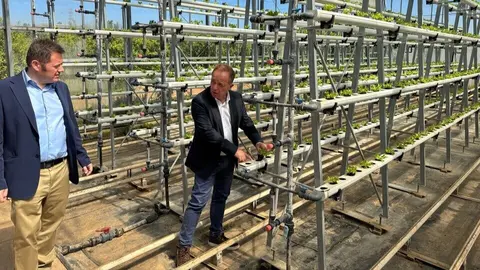 El director del Imida, Andr&eacute;s Bastida, en el centro de la Fundaci&oacute;n Grupo Cajamar en la localidad valenciana de Paiporta. (CARM)