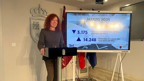 La directora general del SEF, Pilar Valero, ofrece los datos de paro del mes de marzo. (CARM)