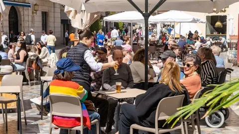 Una camarera dando servicio en la terraza de un bar en Cartagena. (Ayuntamiento de Cartagena)