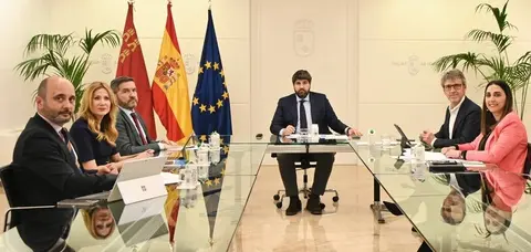 El presidente de la Comunidad, Fernando L&oacute;pez Miras, durante la reuni&oacute;n con el presidente de CROEM, Miguel L&oacute;pez Abad, para analizar el nuevo escenario comercial internacional y abordar nuevas medidas que ser&aacute;n remitidas al &lsquo;Comit&eacute; Aranceles&rsquo; de la Regi&oacute;n de Murcia. (CARM)