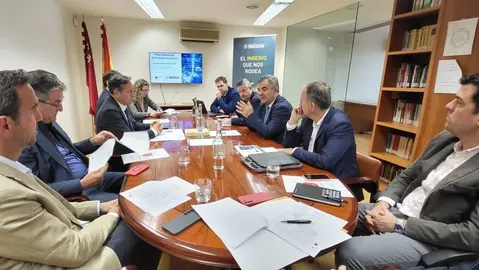 El consejero de Medio Ambiente, Juan Mar&iacute;a V&aacute;zquez, durante la reuni&oacute;n con el decano del Colegio Oficial de Ingenieros Industriales de la Regi&oacute;n de Murcia, Marcos Mateos, y miembros de su Junta de Gobierno para abordar el Plan Industrial de la Regi&oacute;n de Murcia. (CARM)