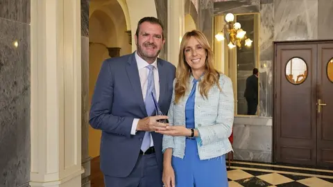 El presidente de Hefame, Enrique Ayuso, recibe el reconocimiento de manos de la concejal de Salud del ayuntamiento de Murcia, Pilar Torres. (Ayuntamiento de Murcia)