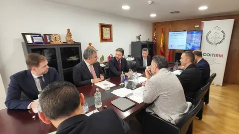 El consejero de Medio Ambiente, Universidades, Investigaci&oacute;n y Mar Menor, Juan Mar&iacute;a V&aacute;zquez, reunido con el decano del Colegio Oficial de Ingenieros T&eacute;cnicos Industriales de la Regi&oacute;n de Murcia (COITIRM), Miguel &Aacute;ngel Sola, y miembros de su Junta de Gobierno, para abordar el Plan Industrial de la Regi&oacute;n de Murcia. (CARM)