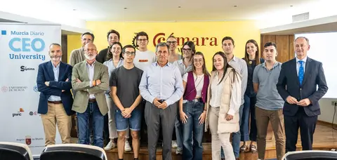 Imagen de familia con los estudiantes participantes en el segundo CEO University. (Ra&uacute;l Alc&aacute;ntara)