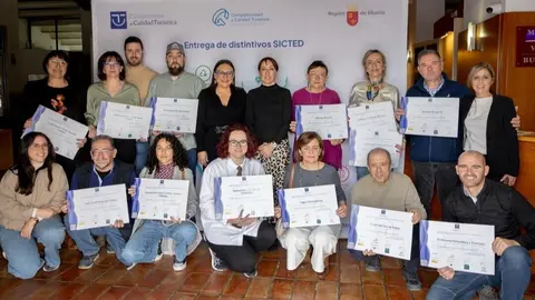 La directora general de Competitividad y Calidad Tur&iacute;sticas, Eva Reverte, con los representantes de las empresas y servicios que recibieron la acreditaci&oacute;n SICTED en Bullas y la alcaldesa de la localidad, Mar&iacute;a Dolores Mu&ntilde;oz. (CARM)