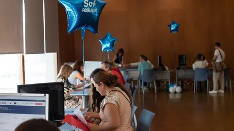 Servicio en una de las 25 oficinas de empleo de la Regi&oacute;n de Murcia. (CARM)