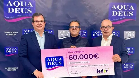 Adri&aacute;n Perez, director general de Aquadeus, Juan Carri&oacute;n, presidente de FEDER, y Juli&aacute;n Garre, director comercial de Aquadeus. (Grupo Fuertes)