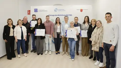La directora general de Competitividad y Calidad Tur&iacute;sticas, Eva Reverte, con la alcaldesa y representantes de los servicios tur&iacute;sticos que han obtenido el reconocimiento SICTED. (CARM)