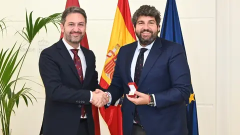 Imagen de la entrega del reconocimiento. (CARM)