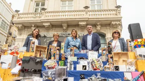 La alcaldesa durante las actividades en comercios por el D&iacute;a de los Cascos Hist&oacute;ricos. (Ayuntamiento de Cartagena)