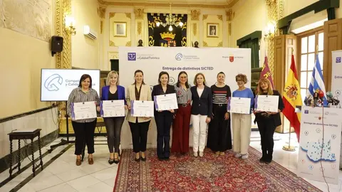 La directora general, Eva Reverte, y la alcaldesa, Seve Gonz&aacute;lez, con las representantes de las empresas y servicios tur&iacute;sticos acreditados. (CARM)