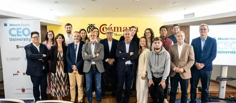 Foto de familia tras el CEO University de Murcia Diario con Tom&aacute;s Fuertes. (Ra&uacute;l Alc&aacute;ntara)