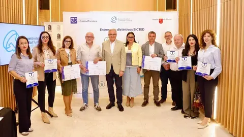 La directora general de Competitividad y Calidad Tur&iacute;sticas, Eva Reverte, y el alcalde de Torre Pacheco, Pedro &Aacute;ngel Roca, con los representantes de las empresas acreditadas. (CARM)