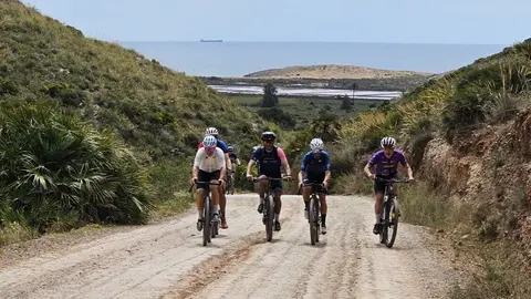 El nuevo embajador tur&iacute;stico de la Regi&oacute;n, Alejandro Valverde, acompa&ntilde;A a un grupo de agentes de cicloturismo escandinavos en una ruta por el Parque Regional de Calblanque. (CARM)