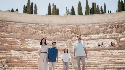 Una familia visita el Teatro Romano de Cartagena durante una estancia en la ciudad. (CARM)
