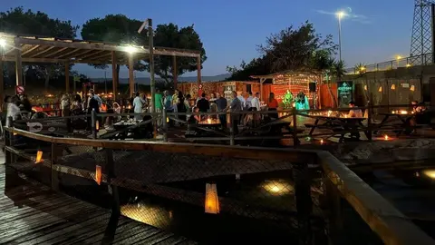Un grupo de personas disfruta de la Noche de las Luces de Terra Natura. (Portavoz)