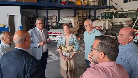 La alcaldesa de Alcantarilla, Paqui Terol, junto a miembros del la Asociaci&oacute;n de Empresarios del Parque Industrial Oeste (Asepio). (Ayuntamiento de Alcantarilla)