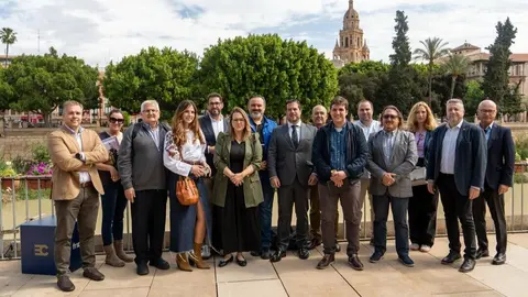 Imagen de familia durante la jornada sobre el apoyo a entidades culturales y sociales de Frecom y Manuel J&oacute;dar Asesores. (Frecom)