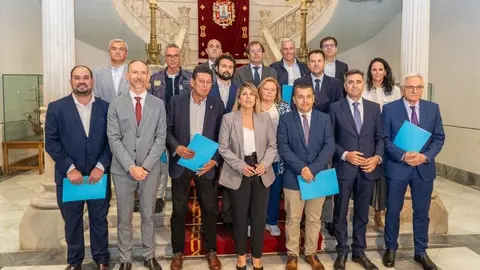 Imagen de familia tras la reuni&oacute;n constitutiva de la Mesa del Agua del Campo de Cartagena. (Ayuntamiento de Cartagena)
