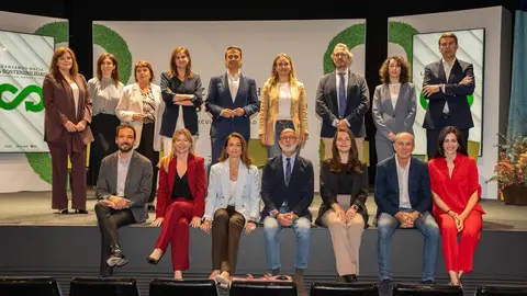 Foto de familia con los participantes en el foro. (Ra&uacute;l Alc&aacute;ntara)