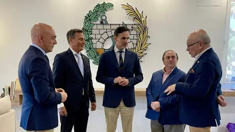 El consejero de Fomento e Infraestructuras, junto al decano del Colegio de Ingenieros de Caminos, Canales y Puertos, durante la presentaci&oacute;n de la convocatoria de la III Edici&oacute;n de los Premios de Obra Civil de la Regi&oacute;n de Murcia. &nbsp;(CARM)