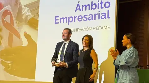 El presidente de Hefame,, Enrique Ayuso, recoge el premio 'Unidos Contra el C&aacute;ncer en la Regi&oacute;n de Murcia 2025&rsquo; en el &aacute;mbito empresarial, otorgado por la AECC de Murcia. (AECC)
