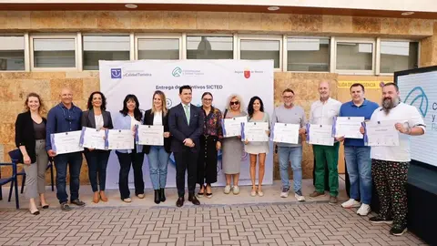 La directora general de Competitividad y Calidad Tur&iacute;sticas, Eva Reverte, y el alcalde de San Javier, Jos&eacute; Miguel Luengo, con representantes de las empresas y servicios acreditados. (CARM)