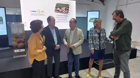 Imagen del director del IMIDA, Andr&eacute;s Mart&iacute;nez, junto al director general de Industria Alimentaria y Asociacionismo Agrario, Fulgencio P&eacute;rez, durante la celebraci&oacute;n de la Jornada dirigida a las Organizaciones de Productores de Frutas y Hortalizas. (CARM)