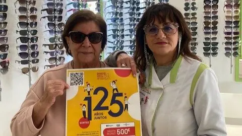 Una de las ganadoras en la &Oacute;ptica Antonella de Ceheg&iacute;n. (C&aacute;mara de Murcia)
