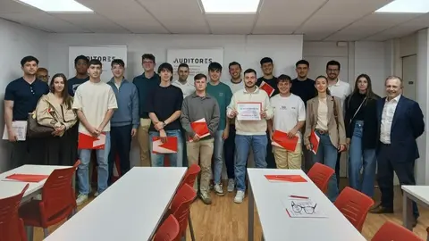 Los alumnos participantes en &lsquo;Auditor/a por un D&iacute;a&rsquo;, en la sede del ICJCE antes de empezar la jornada. (Portavoz)