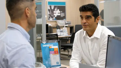 Atenci&oacute;n al cliente en una oficina de Cajamar. (Cajamar)