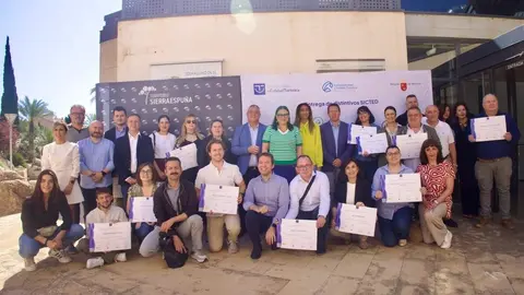 La directora general de Competitividad y Calidad Tur&iacute;sticas, Eva Reverte, con los alcaldes, concejales y representantes de las empresas y servicios reconocidos. (CARM)