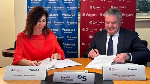 Imagen durante la firma del convenio. (C&aacute;mara de Comercio de Murcia)