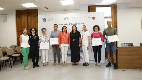 Imagen durante la entrega de los distintivos. (CARM)