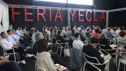 Imagen de algunos asistentes durante el transcurso de la feria. (FMY)