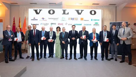 Foto de familia con los ganadores de los Premios FROET 2024. (FROET)