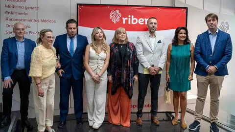 Foto de familia con autoridades locales y la direcci&oacute;n de la Cl&iacute;nica Ribera Lorca en la inauguraci&oacute;n. (Grupo Sanitario Ribera)
